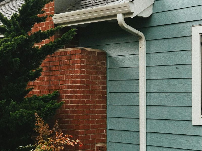 Top Signs Your Gutters Need Cleaning Right Now